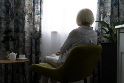 La solitude chez les seniors : comprendre et trouver des solutions pour recréer du lien