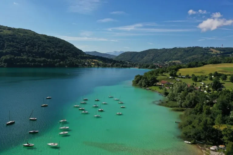 Lac de Paladru, le Lac Bleu de l&rsquo;Isère : activités, plages et infos pratiques