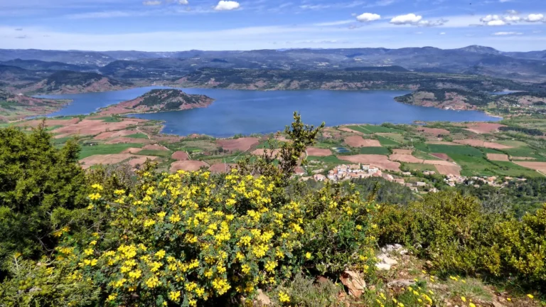 Lac du Salagou, Hérault : entre terres rouges et villages de caractère